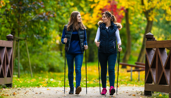 Dos mujeres caminando